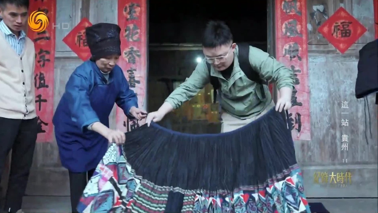 为了解百褶裙古老的制作工艺，韦祥龙探寻和挖掘布依族文化的脚步从未间断