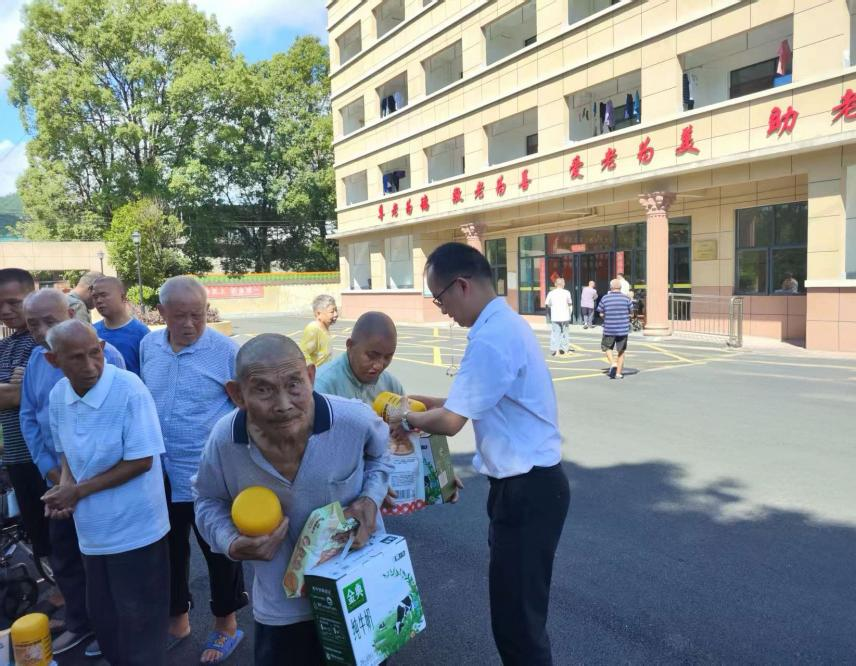守护银发 与爱同行 泰康人寿郴州中支“7•8 保险公众宣传日”关爱老年人群