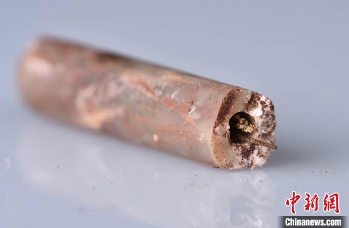 图为海昏侯墓出土的玉管及其内的医用针具。(江西省文物考古研究院供图)