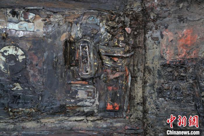 图为海昏侯墓内棺头箱遗物出土情形。(江西省文物考古研究院供图)