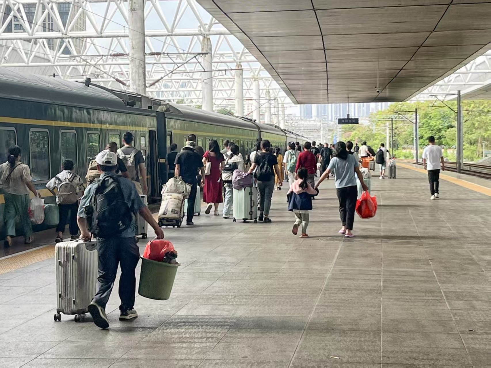 暑运前十天深圳铁路发送旅客264.1万人次