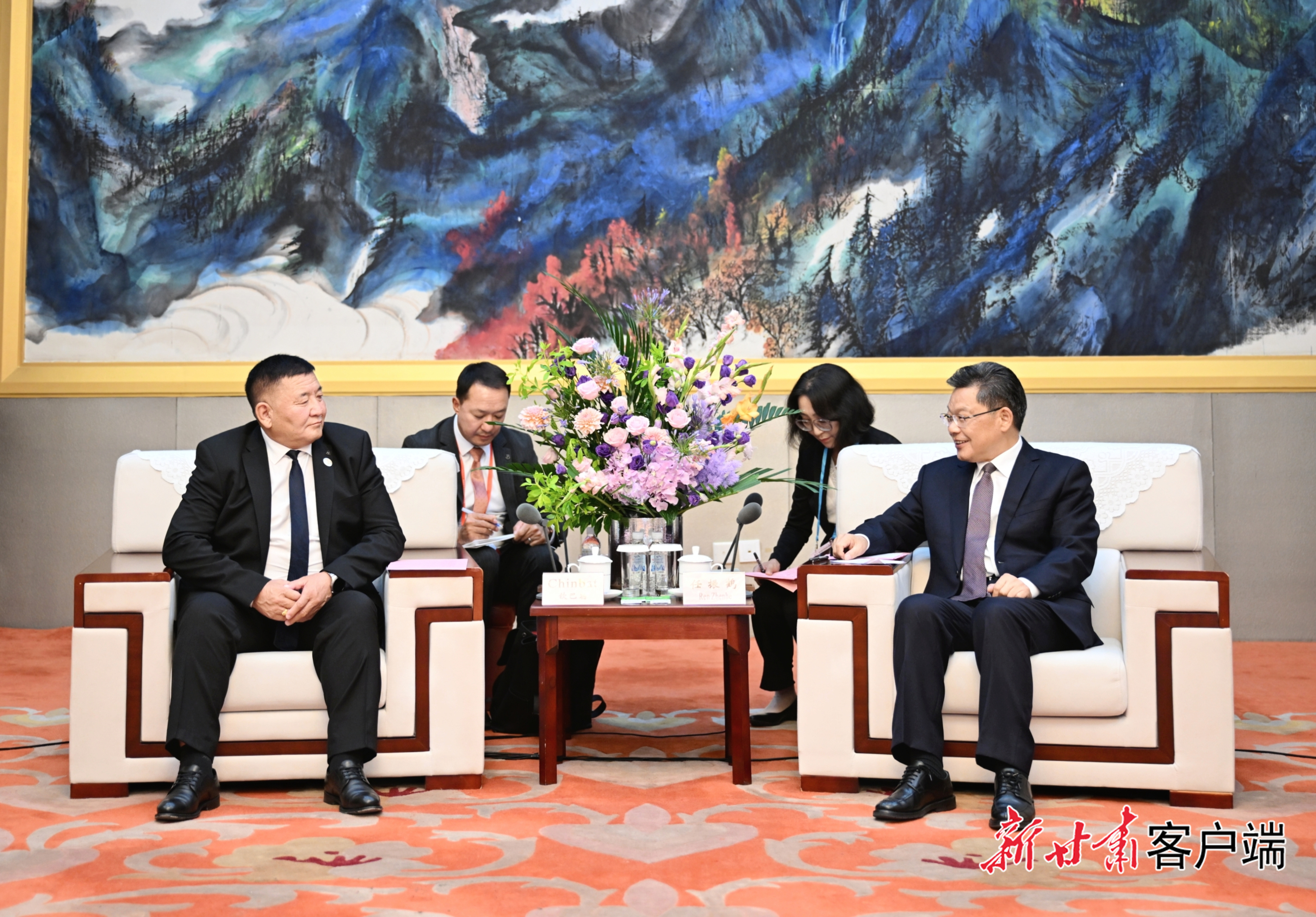 7月5日，省委副书记、省长任振鹤在兰州会见了蒙古国戈壁阿尔泰省省长钦巴特一行。新甘肃·甘肃日报记者　盛学卿