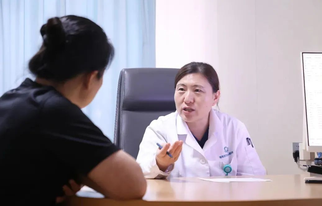 图为妇科主任贾利平日常出诊场景，与本文内容无直接关联
