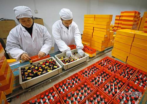 泰和县高新区一药业有限公司生产车间内，工人正在包装药品。大江网视觉江西邓和平摄