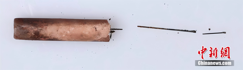 图为海昏侯墓出土的玉管及其内的医用针具。江西省文物考古研究院 供图