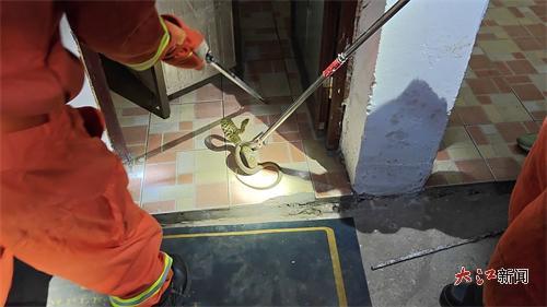 消防员将蛇捕获（李科 供图）