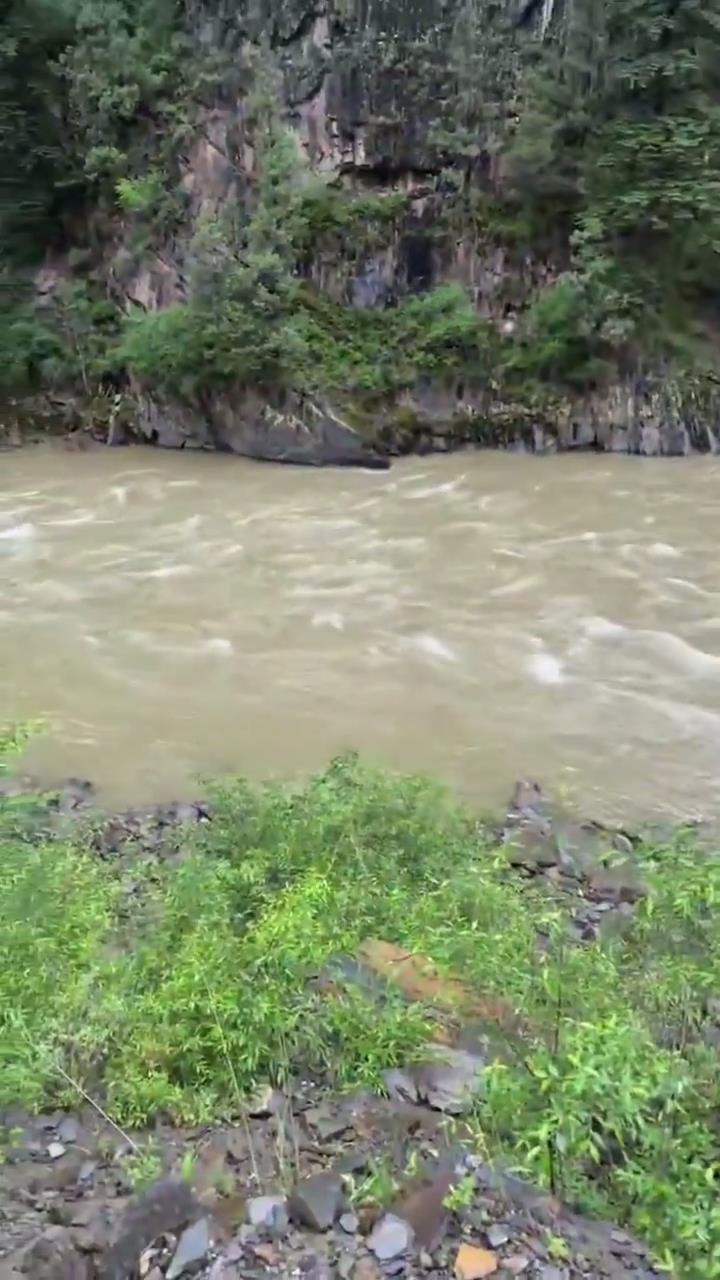 阿坝坠崖致2死5失联的旅游车已找到 死者亲属:最后一程发生意外