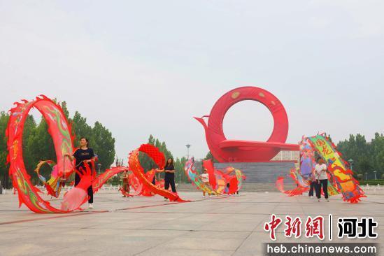 图为市民在南宫市东进街一处“口袋公园”游玩。 田威 摄