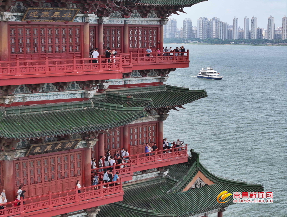 暑期旅游热！南昌滕王阁景区游人如织（图）