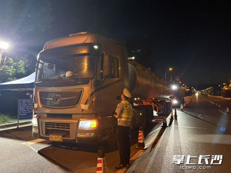 长沙交警环城大队查处现场。