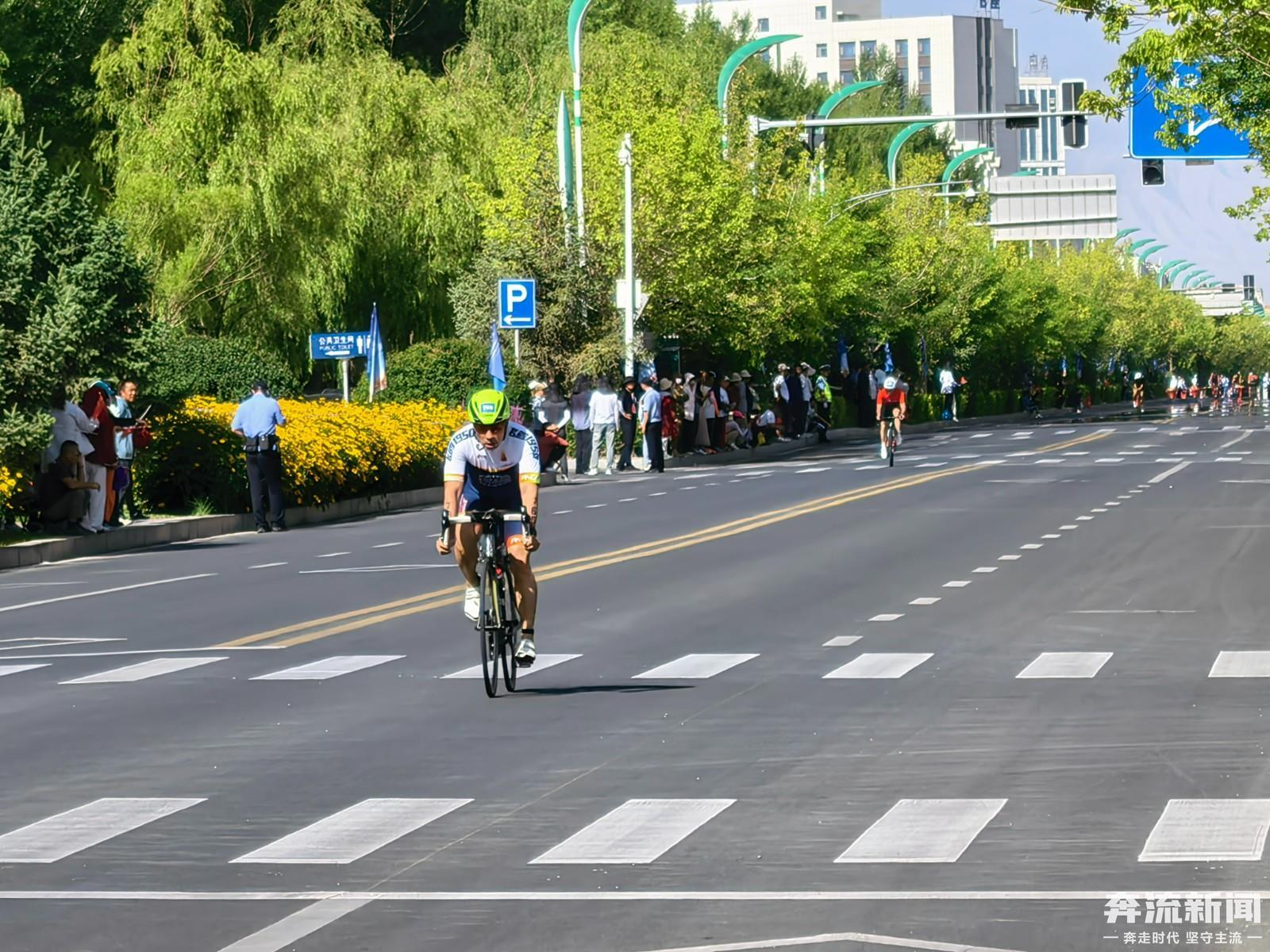 近千“铁人”竞逐戈壁雄关　“她铁”首秀超燃