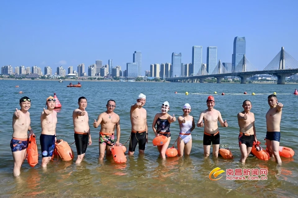 南昌开展横渡赣江活动演练（图）