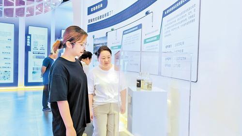 7月2日，在固安恩菲环保能源有限公司教育基地多媒体展厅内，市民正在观看垃圾处理过程中产生的渗滤液。本报记者刘 英摄
