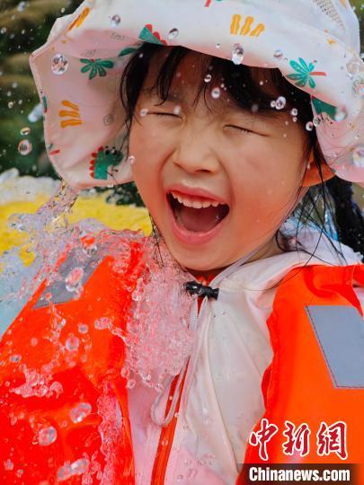 南昌遇40℃高温天 梅岭峡谷漂流迎游客体验消暑