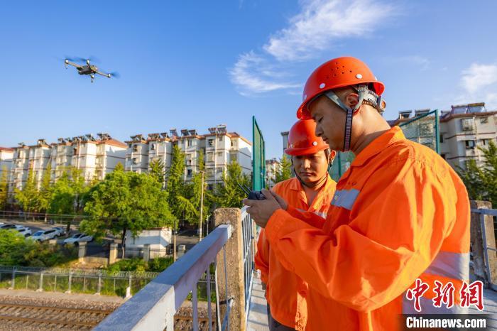 图为南铁鹰潭工务段作业人员利用无人机检查铁路设备状态。项梁 摄
