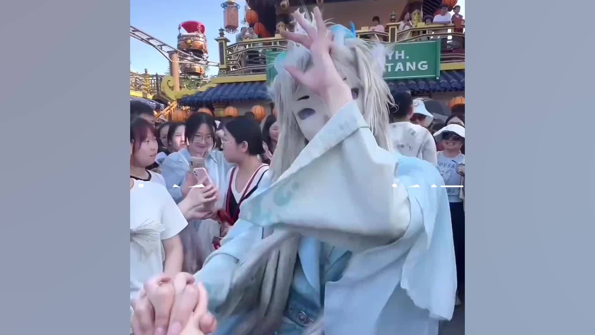 网红NPC蓝狐狸被曝婚内出轨粉丝，万岁山景区：已将其辞退