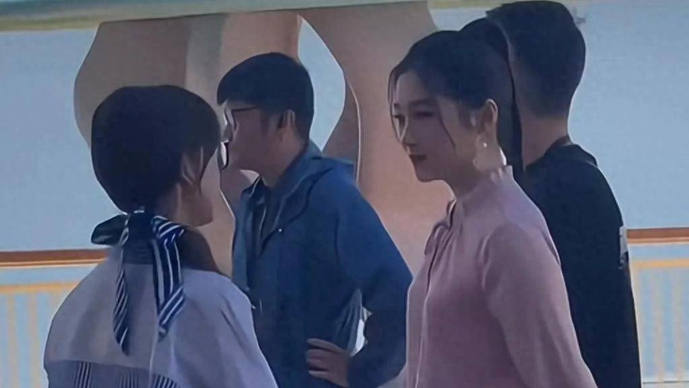 关晓彤路人镜头：小腹凸出屁股塌，被认成谢娜，看上去像40岁封面图