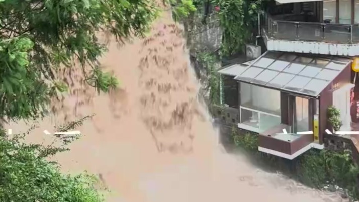 重庆下浩里溪流成“瀑布”，地势最低餐饮店店主：损失达几千元