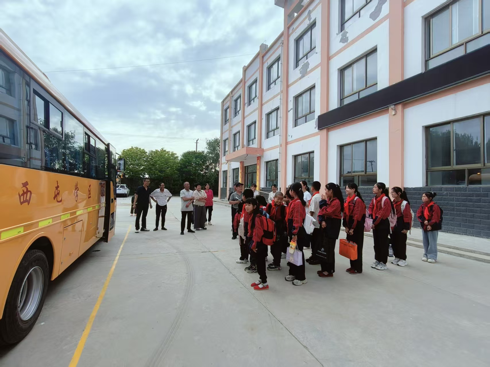 图为小村小学乘车点，老师正在清点人数。朱强　摄