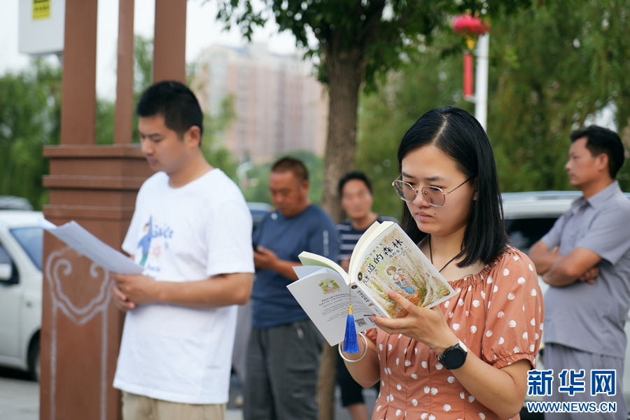7月8日，在河南方城縣漢壩公園暑期晨讀點，閱讀愛好者在閱讀經典書籍。