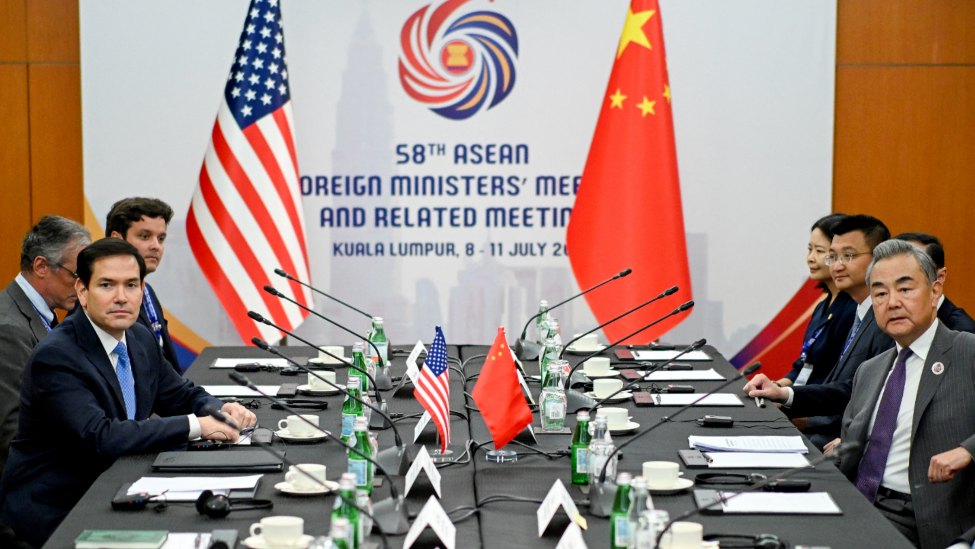 王毅在吉隆坡会见美国国务卿鲁比奥