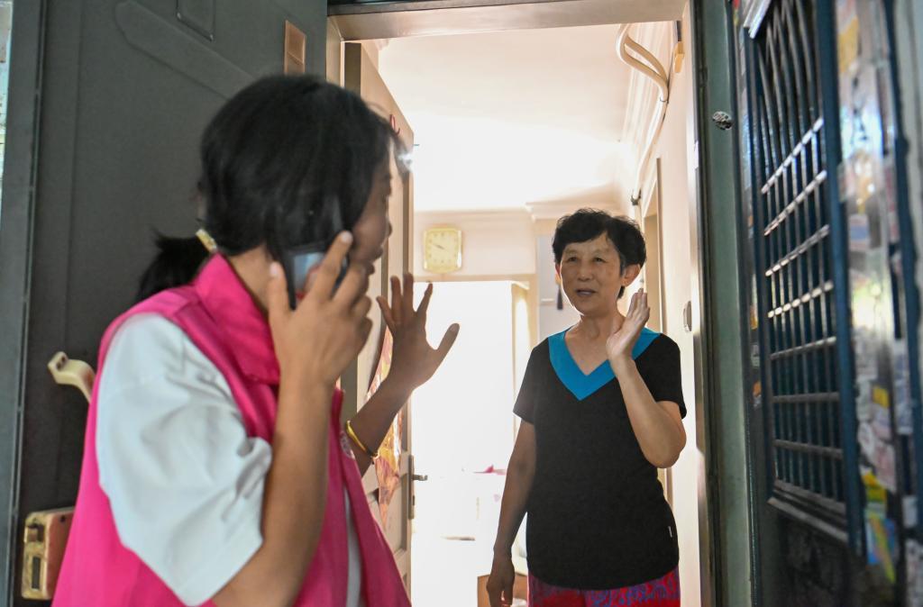 在天津市河西区西园西里社区,“养老管家”上门回访后与老人告别(5月29日摄)。新华社记者 孙凡越 摄