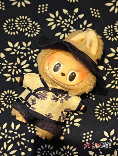 LABUBU穿上夏布绣“制服”