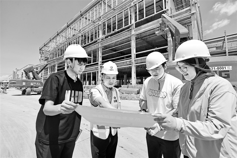 6月30日，湖口县营商办工作人员在5G新材料标准化厂房项目建设现场走访帮扶。（湖口县融媒体中心供图）