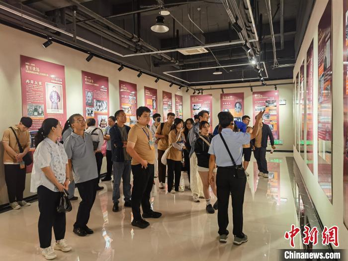 7月7日，台胞青年参观纪念台湾光复80周年图文展。申志波　摄