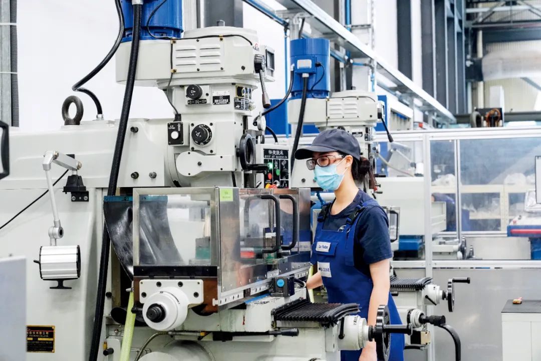 亿迈齿轮 （太仓）有限公司自2017年起在太仓与当地的健雄职业技术学院合作发展双元制教育。