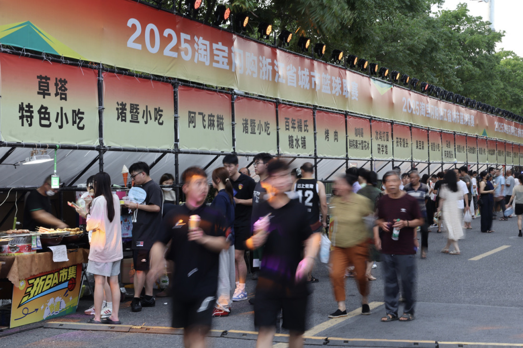 “浙BA”揭幕战的比赛场馆外，一场“绍兴宝藏”大集合“浙BA”限定主题市集火热进行。 图片来源：潮新闻客户端