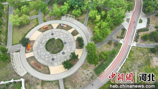 图为拍摄的南宫市东进街一处“口袋公园”(无人机照片)。 田威 摄
