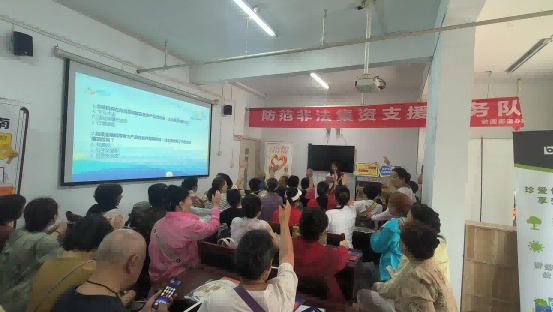 （河北分公司在社区组织“金融消保驿站”课堂互动）