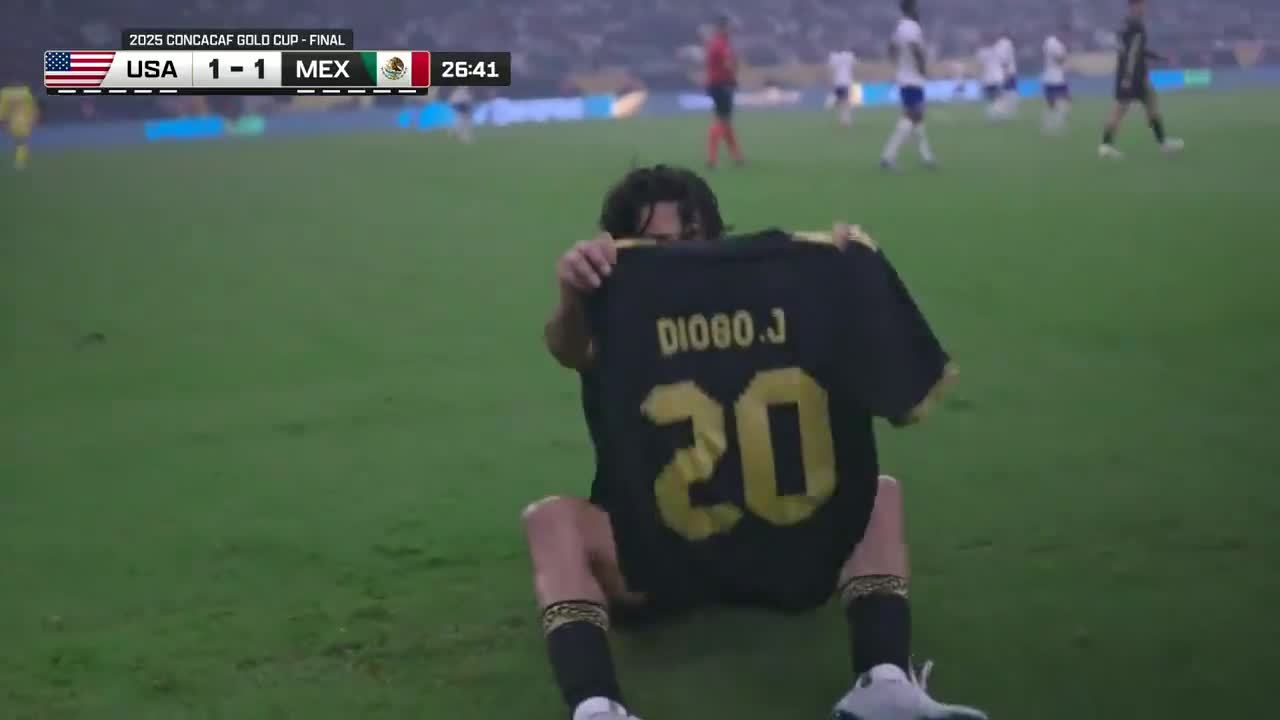 展示球衣+按手柄，前队友希门尼斯美金杯决赛进球后致敬若塔