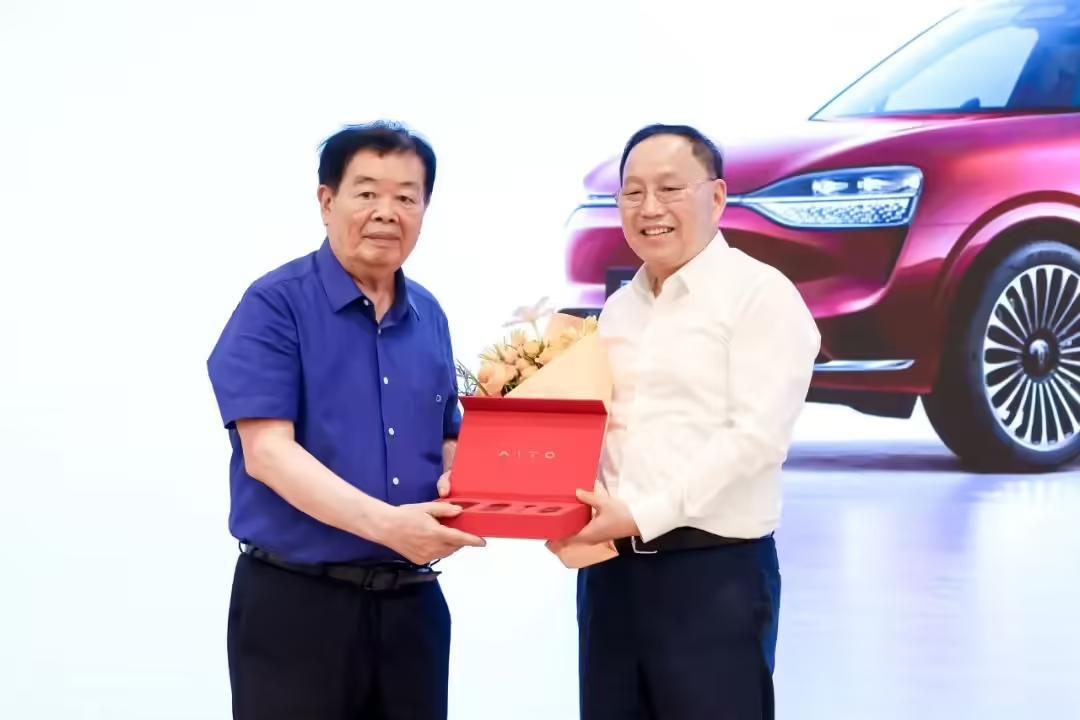 赛力斯集团、福耀科技大学拟共建产教研融合联合实验室,问界M9汽车交付用于科学研究等