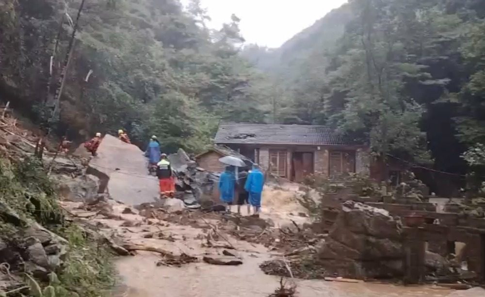 ▲南川区三泉镇，镇村干部、救援人员合力转移被困游客。南川区应急管理局供图