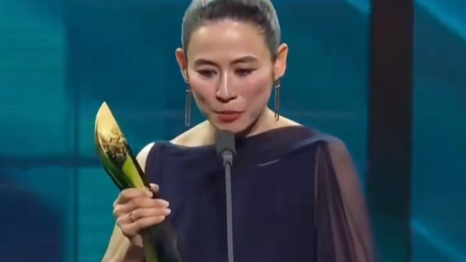 女星宣萱获新加坡视后，称“希望可以一直演到老”，影帝刘青云为其颁奖封面图