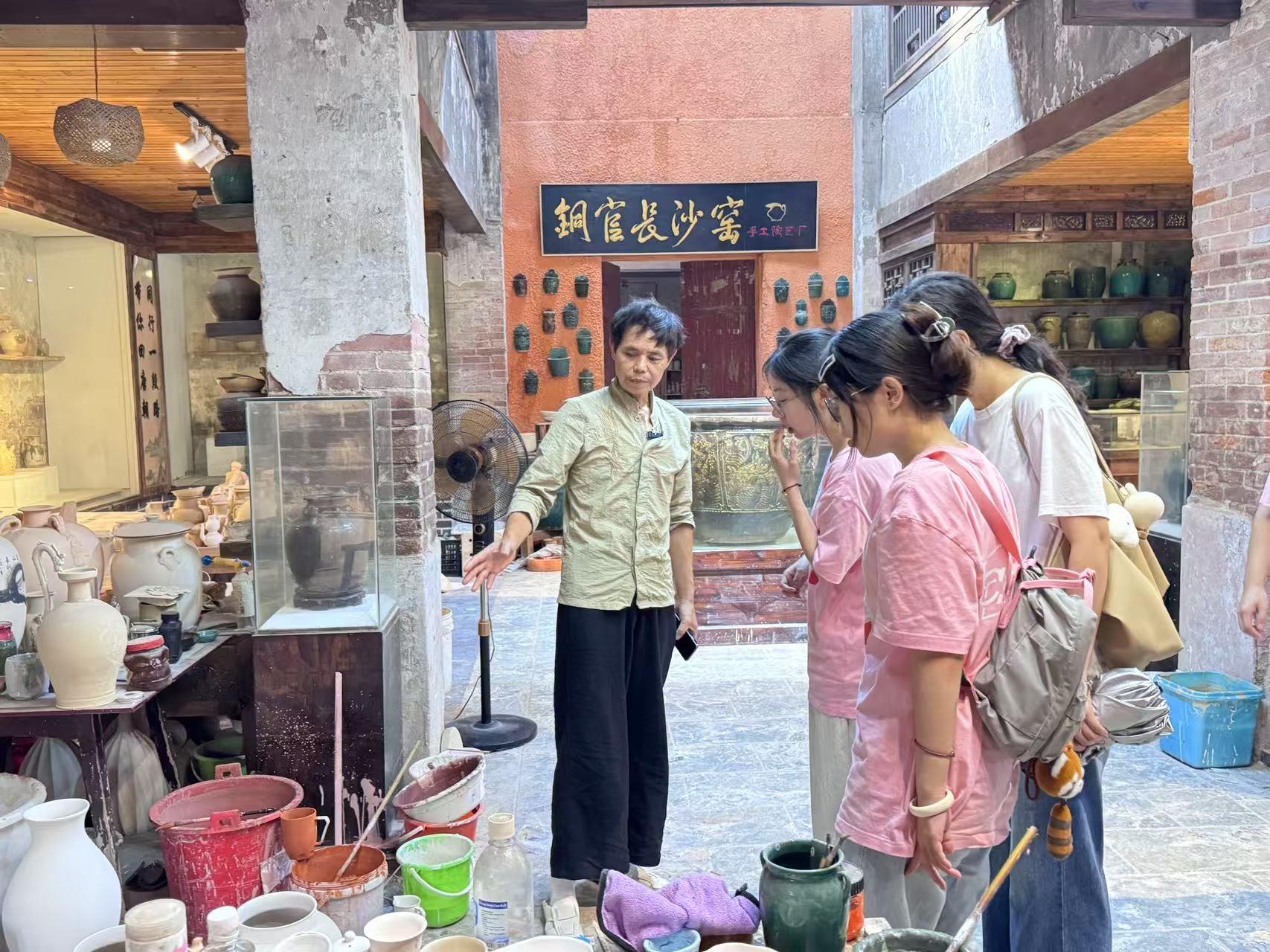 (刘志广老师为实践团成员介绍模具)