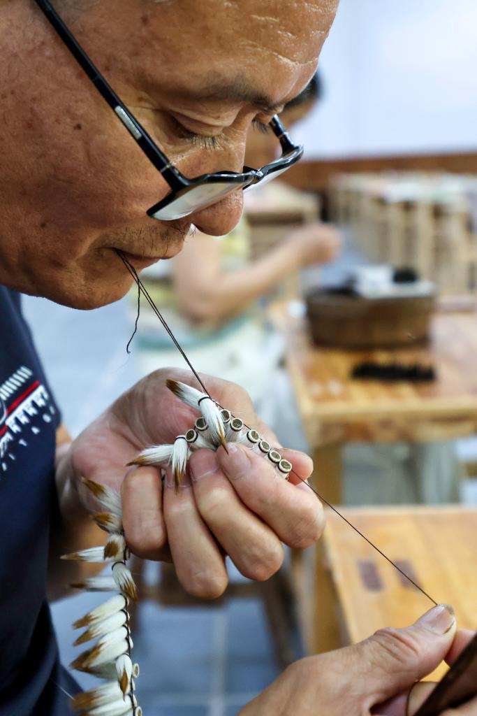 7月8日，制笔工匠在中国毛笔文化博物馆内展示传统毛笔制作技艺。