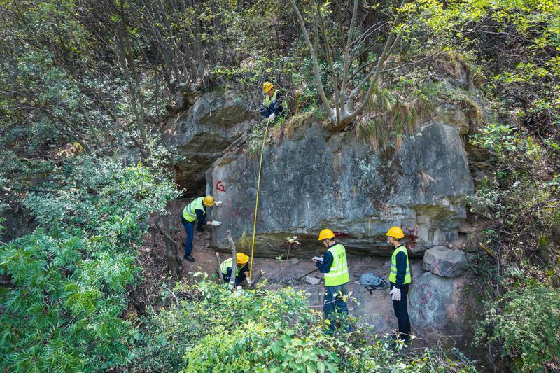 暖“心”闻：203公里铁轨与“扫石人”的209座山
