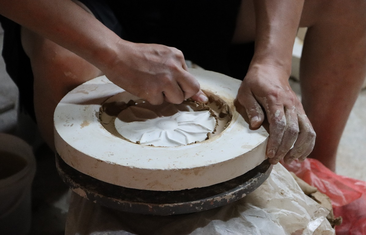 (工作坊学徒正在练习拉胚)