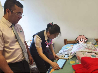 农业银行中山分行工作人员进行上门服务。（通讯员供图）