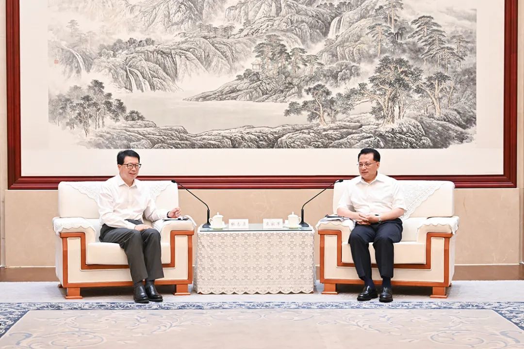 7月11日下午，市委书记袁家军会见中国铁塔股份有限公司党委书记、董事长张志勇。刘力 摄