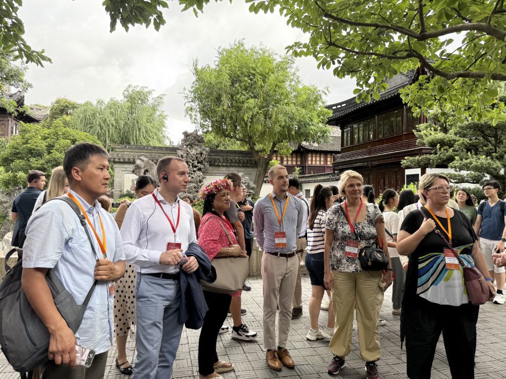 7月8日,参加全球文明对话部长级会议的嘉宾参观上海豫园。新华社记者 唐斯琦 摄