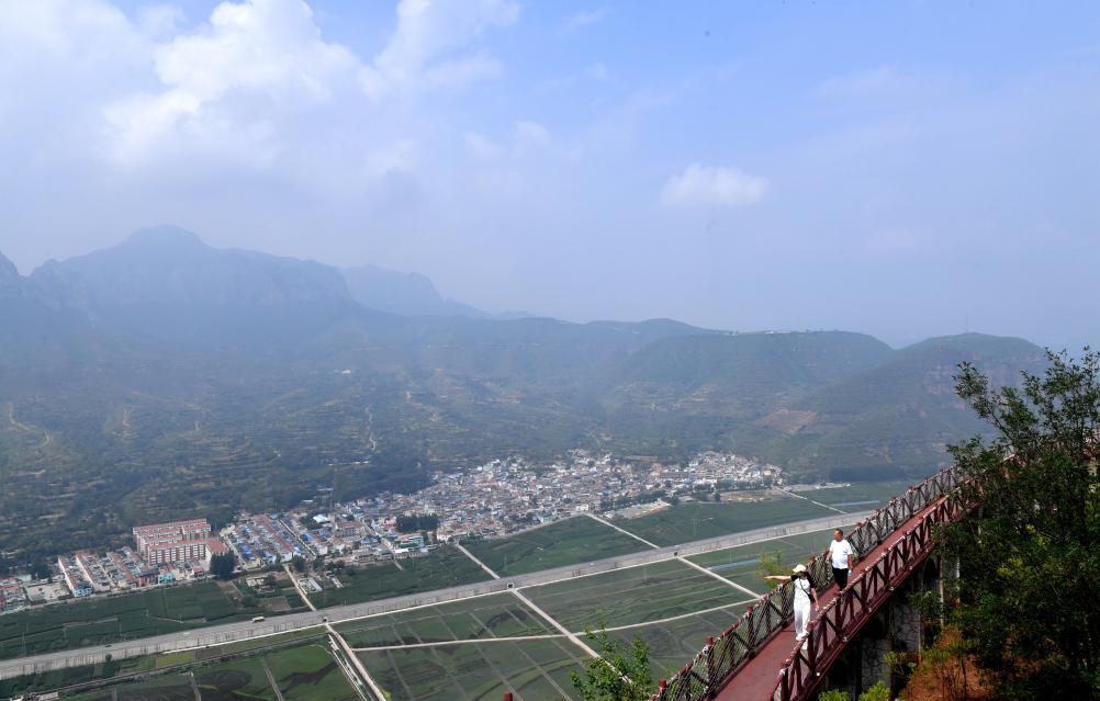 7月10日，游客在涉县东山景区观景栈道上游览。
