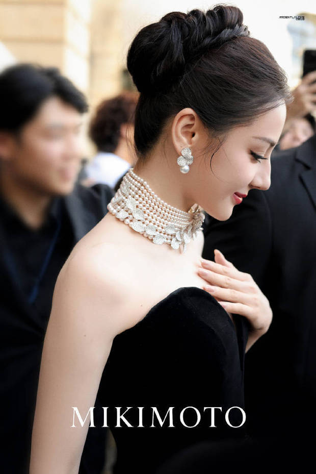 迪丽热巴绝美侧颜。