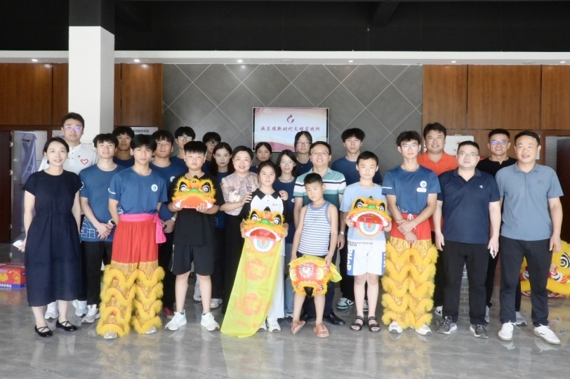 江西师大科技学院院党委副书记、院长宁洁看望暑期社会实践队