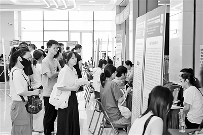 招聘会现场(图/记者方维芳)