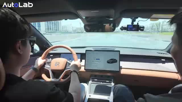 开着零百加速2.7s，最大马力超1100匹的比亚迪汉L下赛道