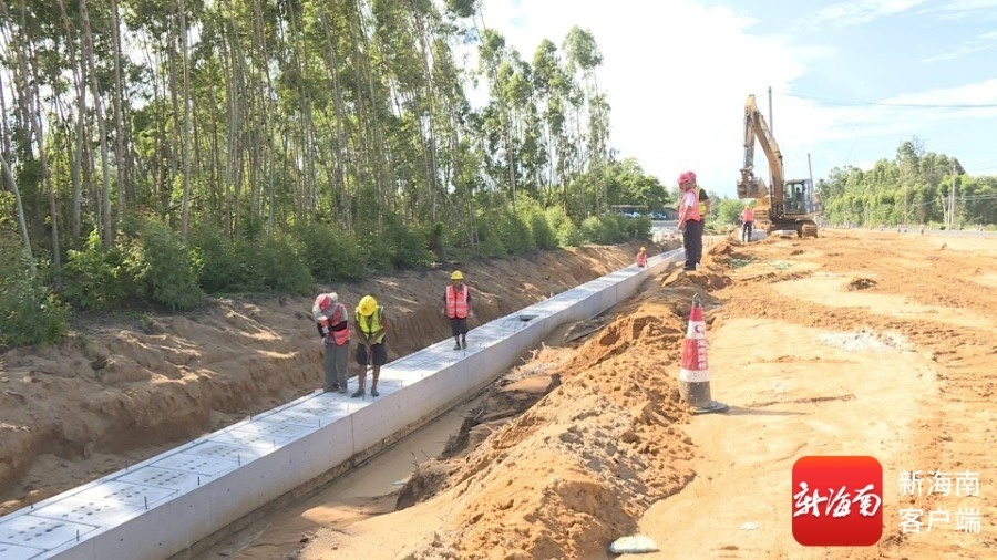国道G225东方段八所至新龙改扩建工程项目施工现场。东方融媒供图